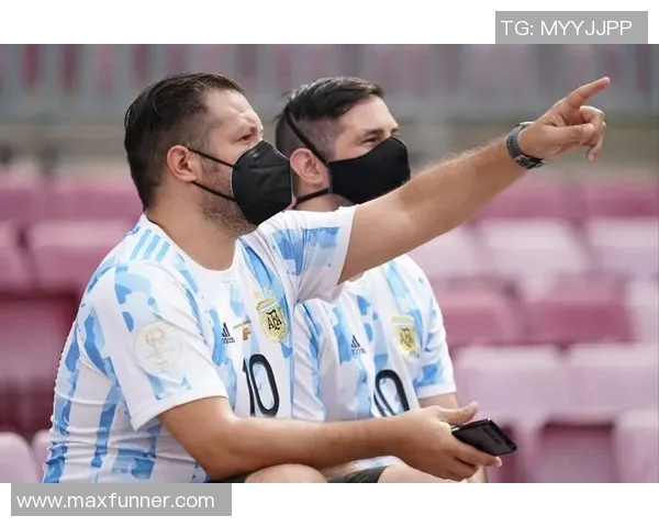 足球明星与女粉丝的甜蜜互动揭示了偶像崇拜背后的温暖故事 足球明星与女粉丝的甜蜜互动揭示了偶像崇拜背后的温暖故事